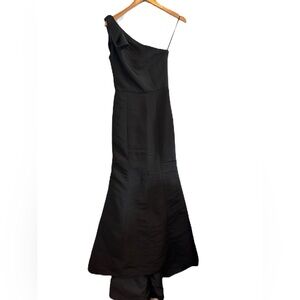 Amsale Sierra Black Bridesmaid Dress
One Shoulder Size 4 Extra Length
